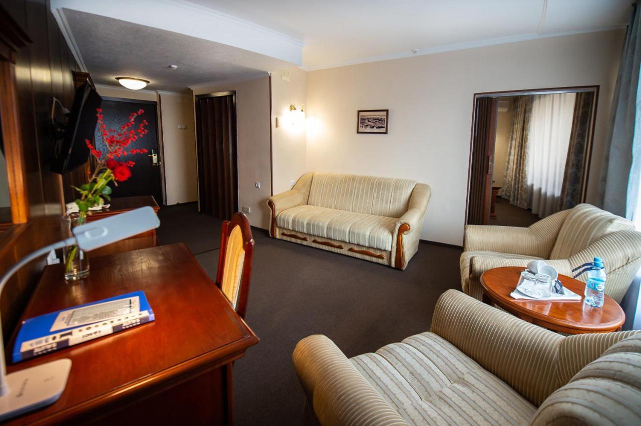 Salute Hotel Kyiv Exterior photo