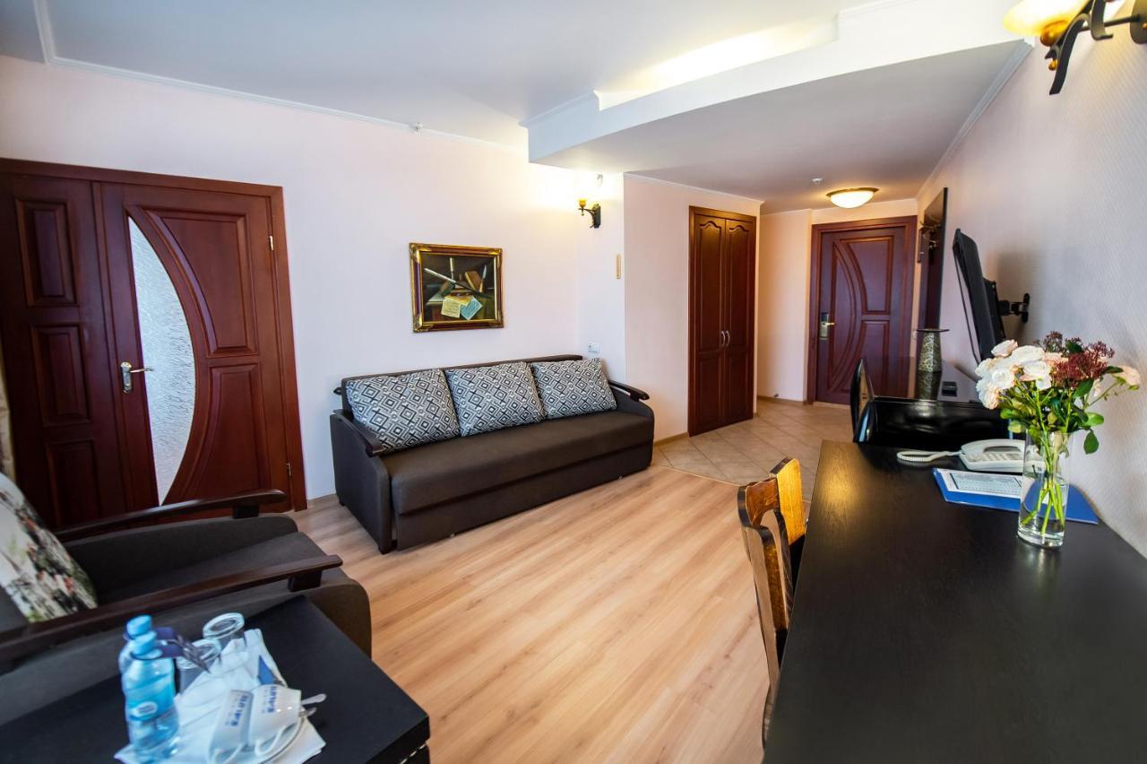 Salute Hotel Kyiv Exterior photo
